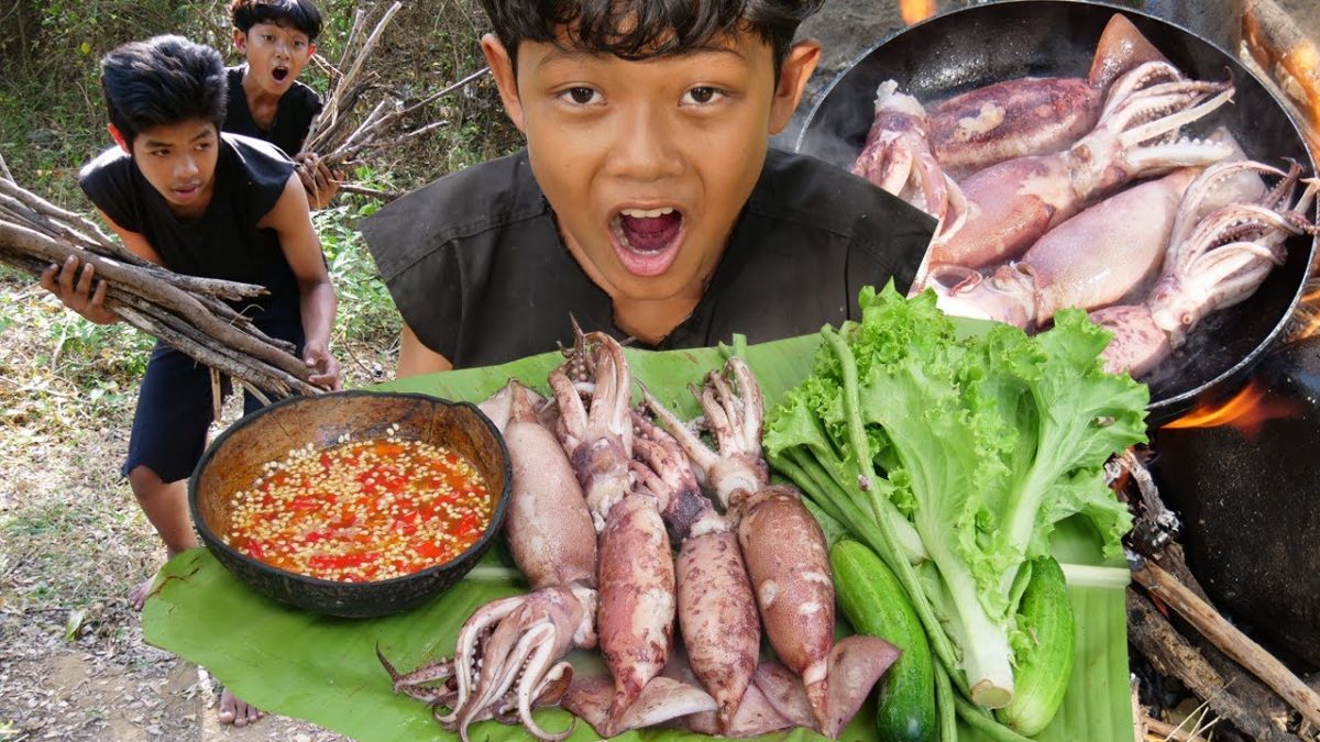 Primitive Technology – Cooking squid in forest – Eating delicious Ep00027