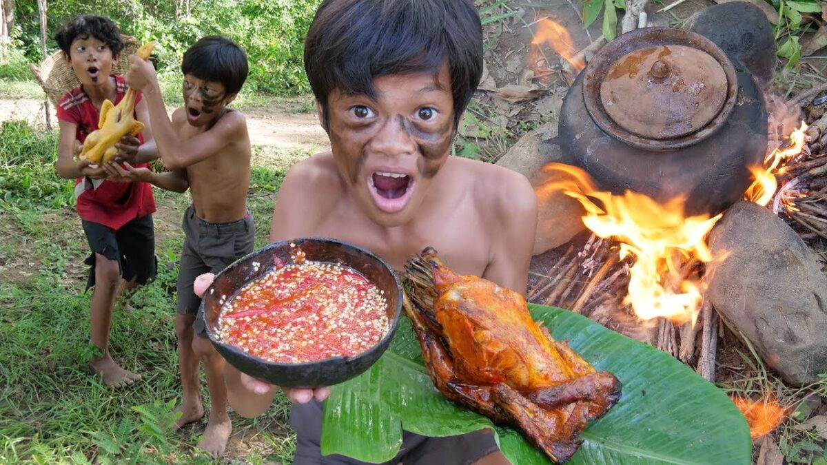 Primitive Technology – Eating Delicious In Jungle – Cooking Chicken In Clay Pot For Diner #152