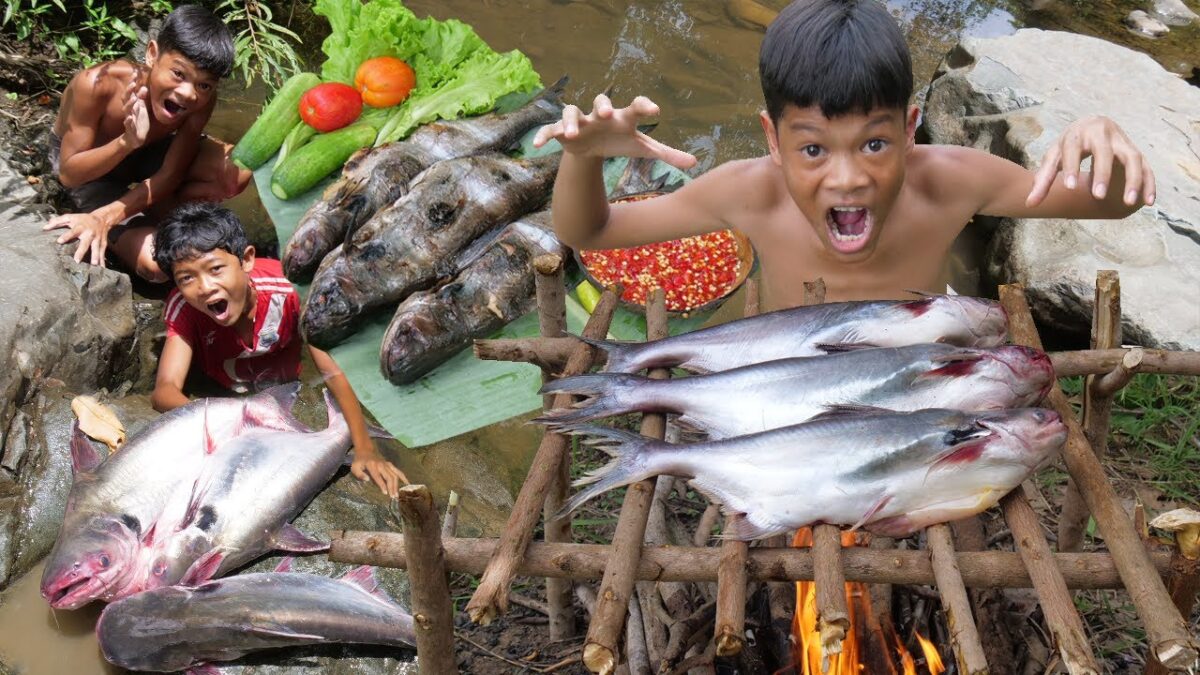 Primitive Technology – Eating delicious – Cacth Fish Cooking In Jungle #165