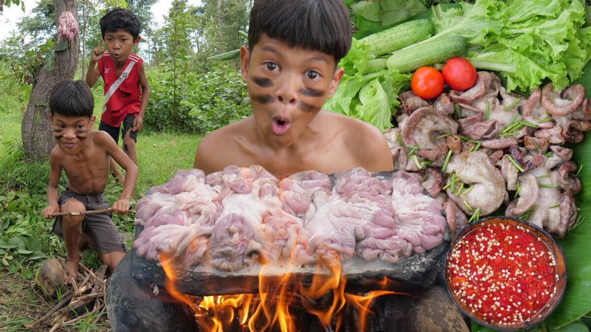 Primitive Technology – Eating Delicious In Jungle – Cooking Pig Intestines On The Rock #167