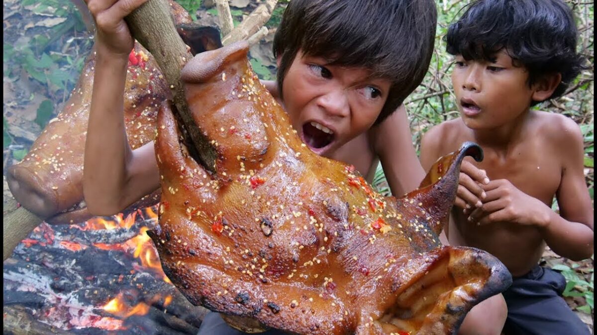 Primitive Technology – Eating delicious – Cooking pig head #104