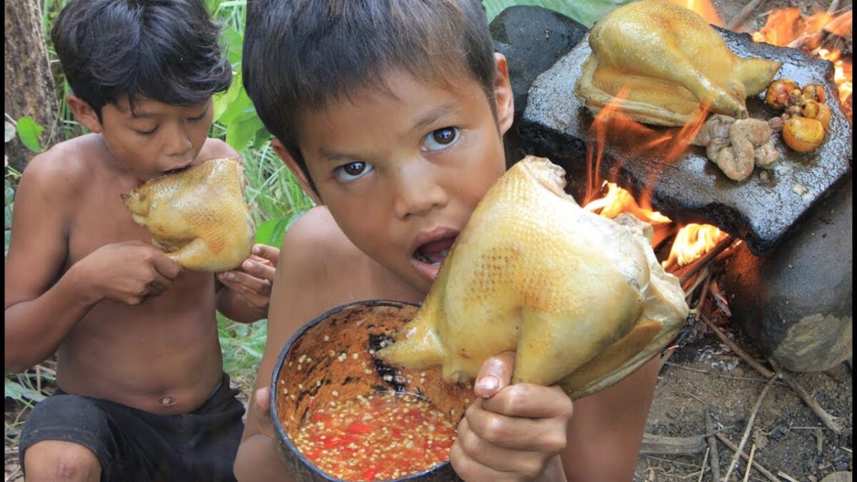 Primitive Technology – Eating delicious – Cooking chicken and eggs on a rock #37