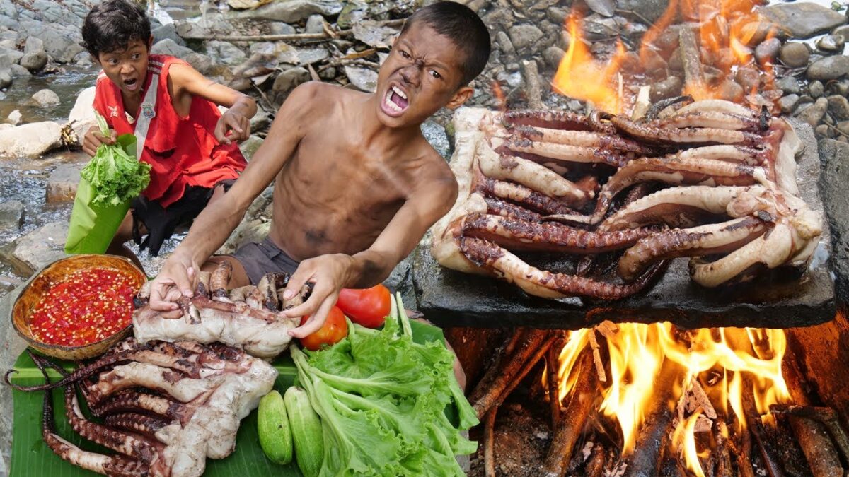Primitive Technology – Eating delicious in jungle – Cook octopus hand on a rock #218
