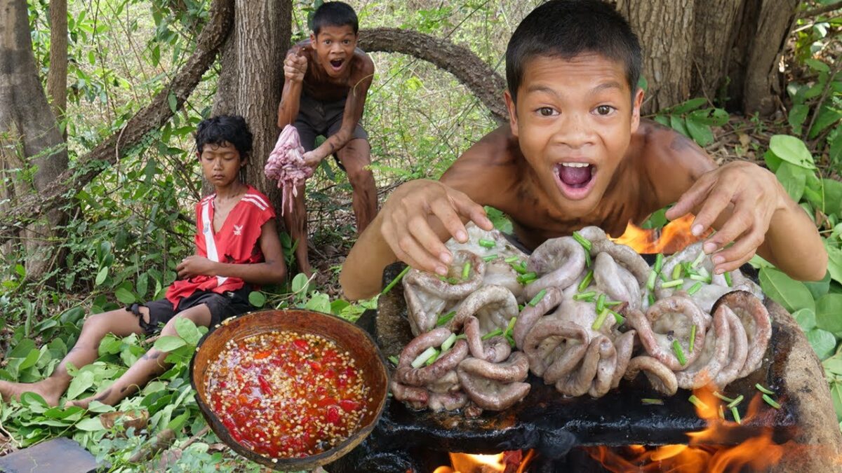 Primitive Technology – Eating Delicious – Amazing cooking pig intestines on a rock In Jungle #224